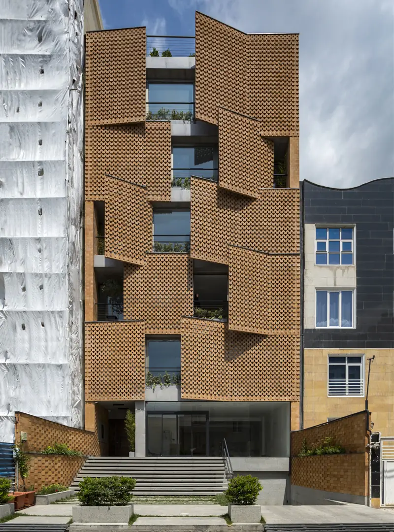 نمای عریض از ساختمان سعادت آباد و پوسته آجری آن