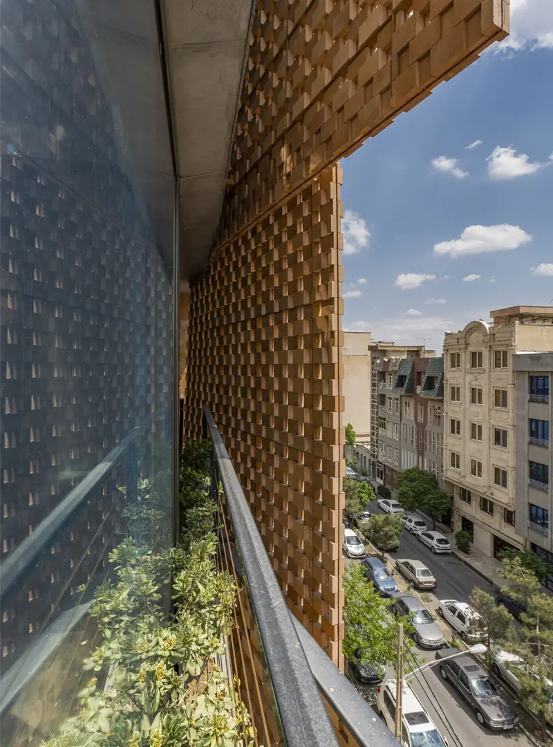 نمایی از پنجره و فاصله پوسته آجری از ساختمان