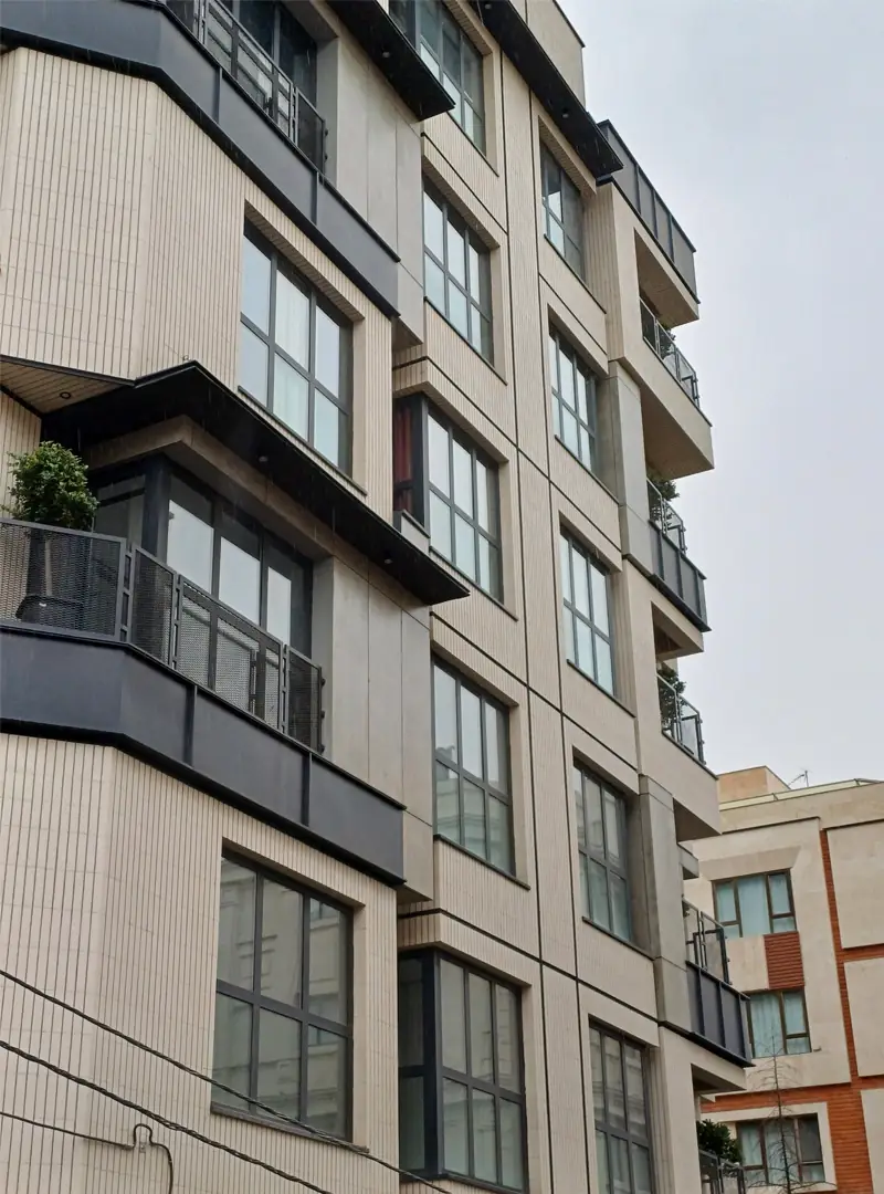 نمای بیرونی ساختمان مسکونی و اداری ام اس پی در تهران که شرکت مهندسی و ساختمانی دیا آن را طراحی و اجرا کرده است