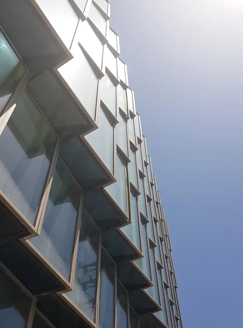 نمای بیرونی از نمای شیشیهای ساختمان رویان که جلوهای بینظیر به شهرهای شمالی بخشیده است - طراحی و اجرا توسط شرکت مهندسی دیا