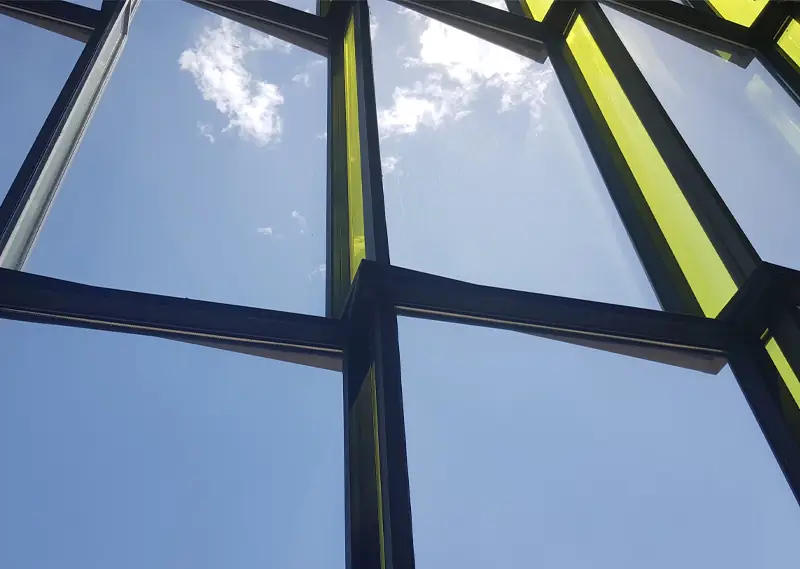 نمایی زیبا از شیشههای کار شده در پروژه ساختمانی رویان واقع در شمال کشور - طراحی و ساخت از شرکت دیا