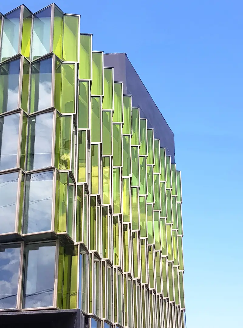 نمایی زیبا از ساختمان شیشهای رویان که در شمال کشور واقع شده است - طراحی و اجرا از گروه مهندسی دیا