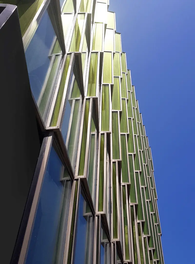 نمای زیبا و بیرونی پروژه شیشهای ساختان رویان که مانند الماسی در شمال کشور میدرخشد - طراحی و اجرا توسط مجموعه مهندسی دیا