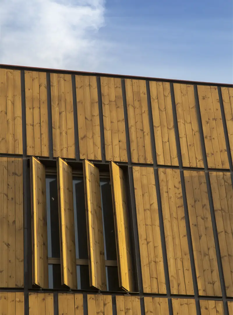 نمای روبرویی ساختمان سعادت آباد با آسمان آبی