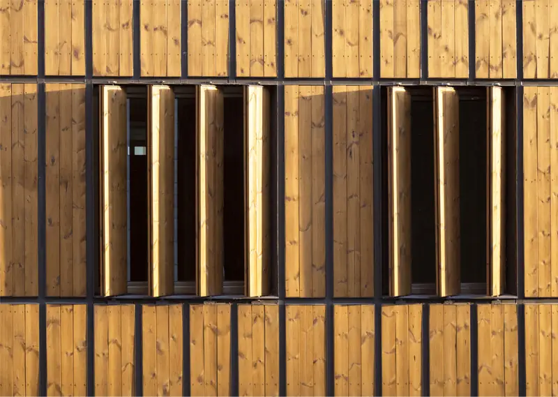 نمایی از پنجرهها و لوورهای پنجرههای ساختمان سعادت آباد