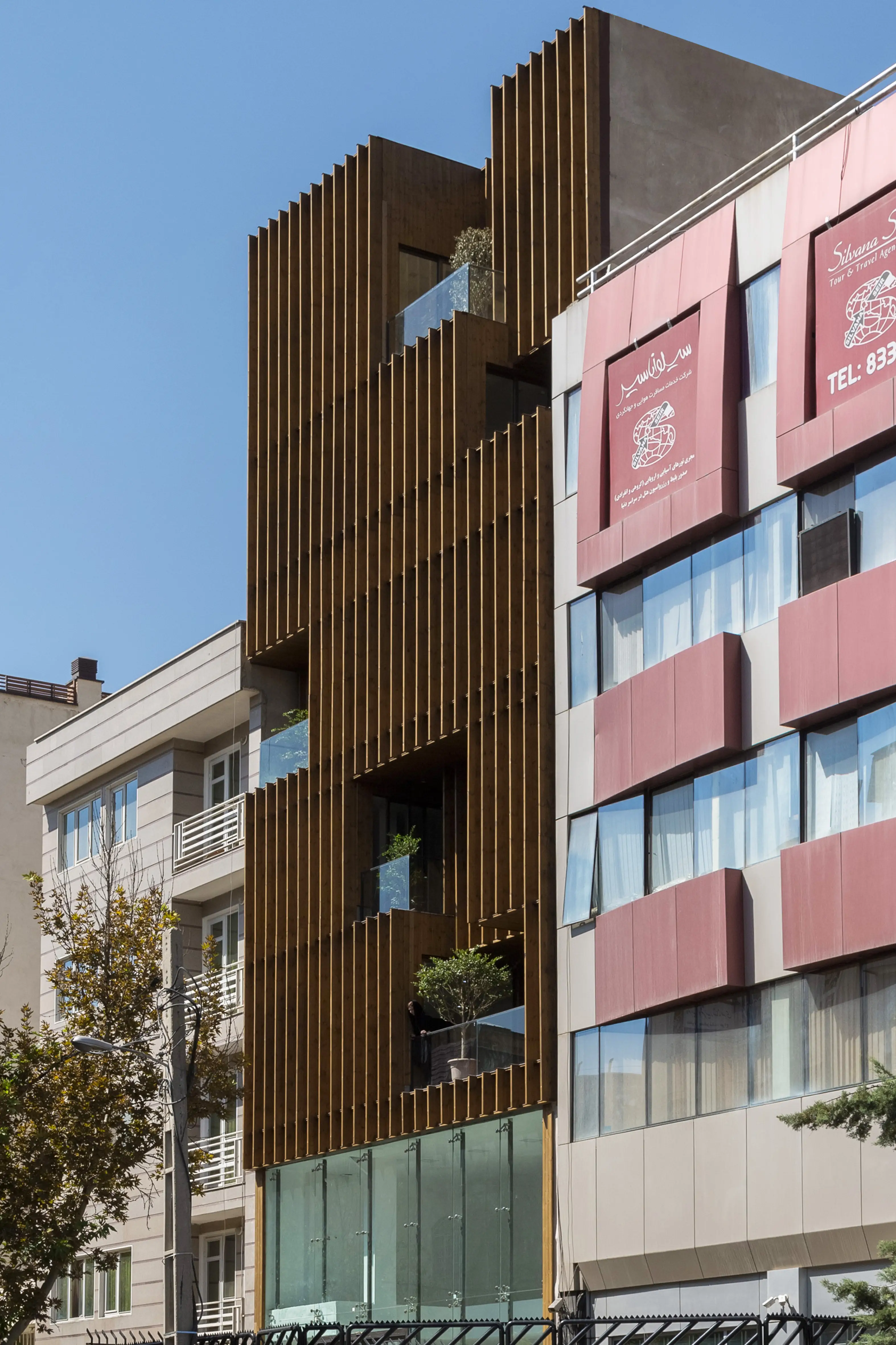 نمای جانبی ساختمان سعادت آباد در کنار سایر ساختمانهای مجاور