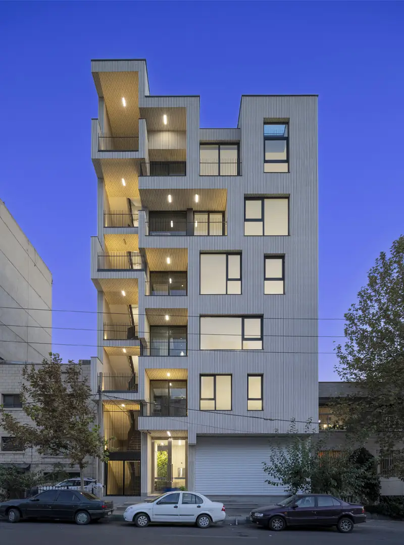 نمای روبرویی ساختمان سروستان در شب که شرکت مهندسی دیا آن را طراحی و اجرا کرده است