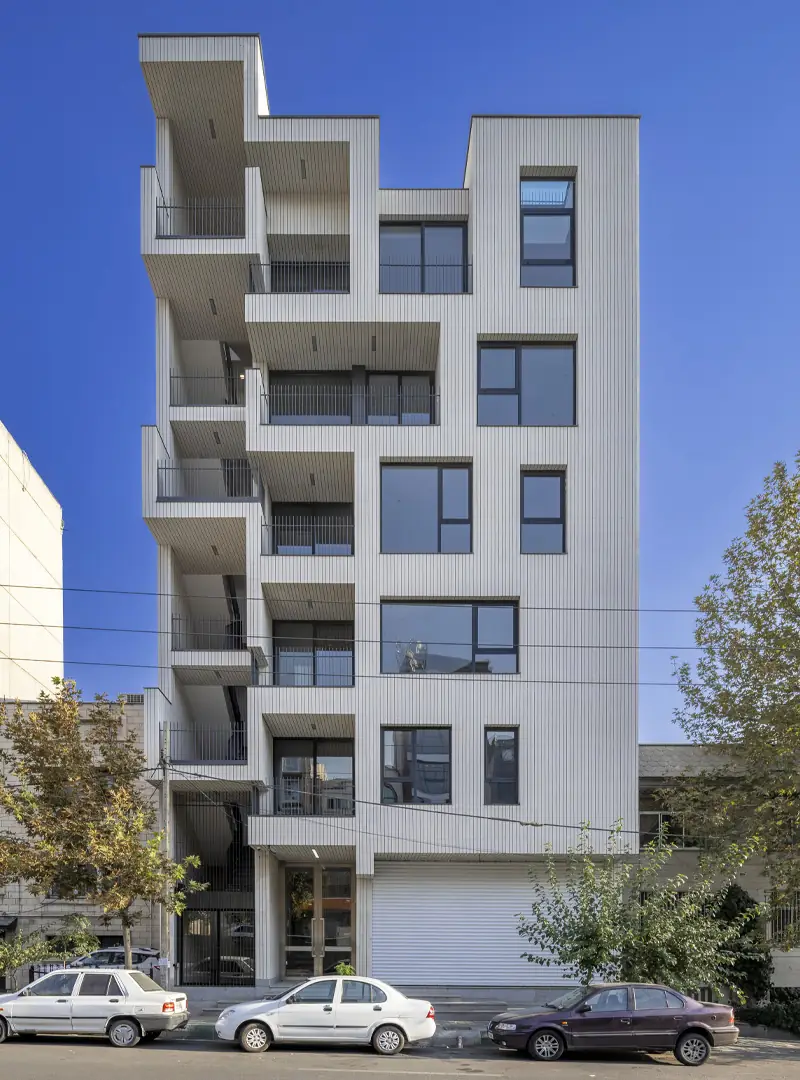 نمای روبرو از ساختمان مسکونی سروستان که شرکت مهندسی دیا آن را طراحی و اجرا کرده است