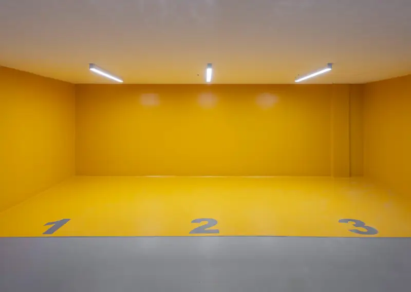 نمایی زیبا از پارکینگ ساختمان سروستان - طراحی و ساخت از شرکت مهندسی دیا