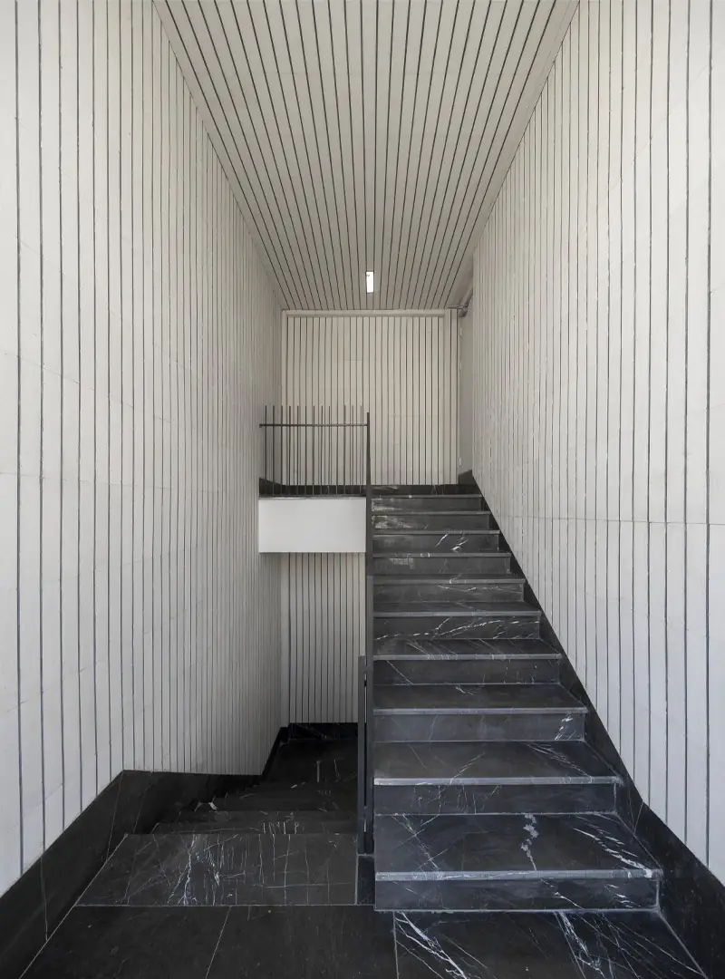 نمایی از پلههای ساختمان سروستان که شرکت دیا آن را طراحی و اجرا کرده است