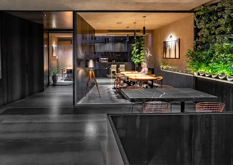 جزئیات طراحی داخلی و پلههای معلق در کافه تراس پارک