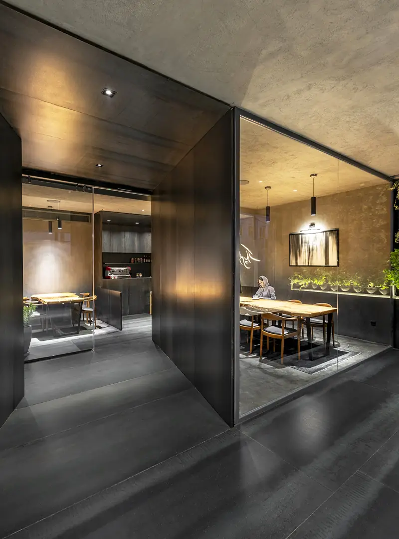 نمای داخلی کافه تراس پارک با ترکیب فلز و نور گرم